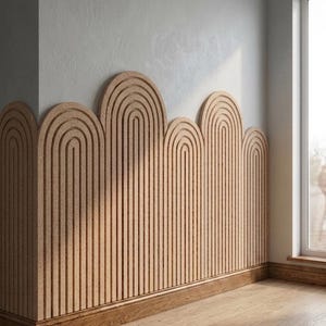 Può includere: Un sistema di pannelli a parete realizzato in materiale di sughero color marrone chiaro con aspetto maculato. I pannelli presentano una serie ripetitiva di linee verticali parallele che si curvano in archi arrotondati, creando una sagoma ondulata.