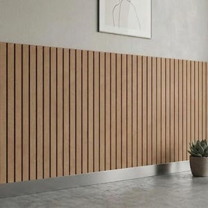 Pode incluir: Um elemento de design de interiores moderno com uma parede de ripas de madeira e uma base de aço inoxidável. Uma cadeira cinza e uma planta suculenta em vaso estão próximas. A parede é feita de ripas de madeira verticais.