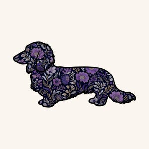 Könnte beinhalten: Dekorative Illustration eines Dackelhundes im Profil. Die Silhouette des Hundes ist mit einem Blumenmuster in Lila-, Lavendel- und Goldtönen auf einem dunkelblauen Hintergrund gefüllt. Der Hund steht.