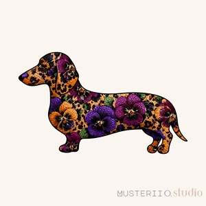 Può includere: Illustrazione decorativa di un cane bassotto con un motivo floreale e leopardato. Il corpo del cane è decorato con viole del pensiero viola e arancioni, su uno sfondo leopardato beige. L'immagine include il testo "MUSTERIIO.studio".