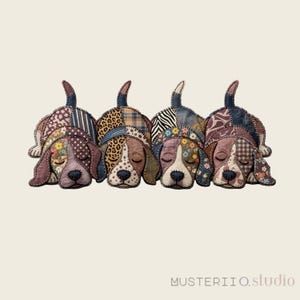 Puede incluir: Cuatro cojines hechos a mano con forma de perros beagle durmiendo. Cada perro tiene un diseño de patchwork único, incluyendo patrones florales, de leopardo y a rayas. Los cojines son en tonos marrones, morados y azules, con ojos cerrados y detalles cosidos.