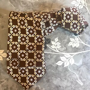 Vintage Wide 1970s  Men's Tie. 1970s wide Neck Tie. Funky Tie