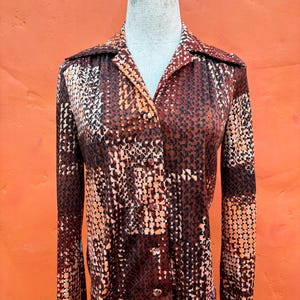 Vintage 1970s Pointy collar polyester Shirt top blouse. Hippie boho groovy Opart print geometric.  small medium