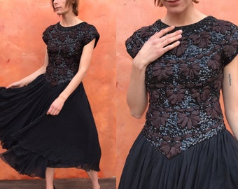 Precioso vestido de fiesta negro vintage de los años 80 y 50. Vestido estilo swing de los años 50. Vestido de noche. Cinta de gasa con cuentas. Talla 6 8 S M
