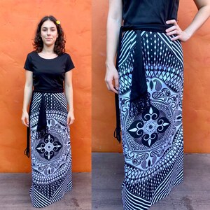 Vintage 1970s Maxi Dress. 70s boho hippie Hostess Dress party cocktail Funky Fun Opart psychedelic. Medium size 6 8 10