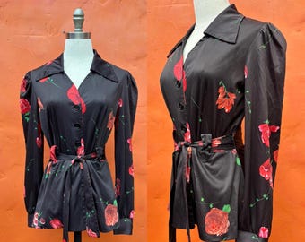 Blusa camisera vintage de poliéster de los años 70 con cuello puntiagudo. Se ata a la cintura. Estilo hippie bohemio y moderno. Estampado floral. Talla S/M: 6/8