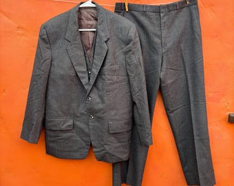 Vintage1970s Wool Gray Pinstripe Men's 3 Piece Suit . 1970s mens suit. Sport coat Vest Pants