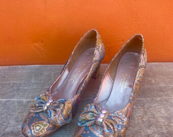 Vintage 1950s Pumps. 1950s Shows Kaufman's heels. Bow. Rhinestones Brocade Paisley Fabric. Teal & Metallic Gold