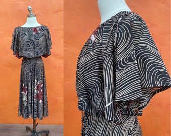 ヴィンテージのゆったりとした1970年代、1980年代風のOpart Fit & Flareミディドレス。秘書官のカジュアルなディナーデートのデイドレス。ベルト付きのフリル付き70年代風ドレス（XS、S、2、4）