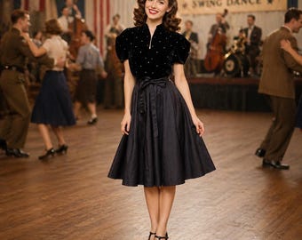 Könnte beinhalten: Eine Frau in einem schwarzen Vintage-Kleid mit einem Samt-Oberteil mit weißen Punkten und einem ausgestellten Rock. Das Kleid hat eine Schleife an der Taille. Im Hintergrund ein Tanzsaal mit Band und Tänzern, mit einem Banner "Victory Swing Dance".