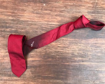 Vintage 1950s 1960s Skinny Neck Tie - Ombre Red + Tiny White Geometric detail.  Tie Mid century modern necktie Mid century menswear