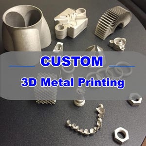 Könnte beinhalten: Eine Auswahl an kundenspezifischen 3D-Metalldruckteilen in verschiedenen Formen und Größen. Die silberfarbenen Teile umfassen ein gebogenes Rohr, ein zahnradförmiges Bauteil und einen Kühlkörper. Der Text "CUSTOM 3D Metal Printing" ist zu sehen.