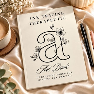Op de afbeelding: Een rechthoekig boek met een crèmekleurige kaft, zwarte tekst INK TRACING THERAPEUTIC, een grote kleine letter a versierd met lijntekeningen van bloemen en de tekst Art Book 27 RELAXING PAGES FOR MINDFUL PEN TRACING op de voorzijde.