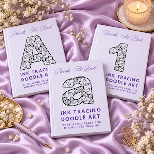 Op de afbeelding: Drie witte boeken getiteld Doodle Art Book met een zwarte inktgetekende letter A, cijfer 1 en kleine letter a op de covers. Elk boek bevat de tekst Ink Tracing Doodle Art en 27 Relaxing Pages for Mindful Pen Tracing.
