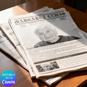 Könnte beinhalten: Ein Stapel Gedenkzeitungen mit einem Porträt von Margaret Lewis (1945-2024). Die Schlagzeile lautet "Margaret Lewis, Wir werden dich immer lieben." Die Zeitungen liegen auf einer Holzoberfläche.