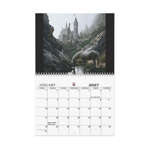 Puede incluir: Un calendario de pared para enero de 2027 que muestra un caballo blanco bebiendo de un arroyo en un paisaje rocoso con un gran castillo de piedra al fondo. La cuadrícula del calendario muestra los días del mes con el Año Nuevo y el día de MLK.