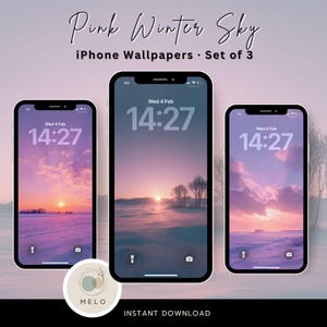Op de afbeelding: Drie iPhones tonen een roze en paars winterlandschap wallpaper met een zonsondergang. De tekst "Pink Winter Sky" en "iPhone Wallpapers - Set of 3" staan bovenaan. Elke telefoon toont de datum en tijd: Wo 4 Feb, 14:27. De tekst onderaan zegt "INSTANT DOWNLOAD".