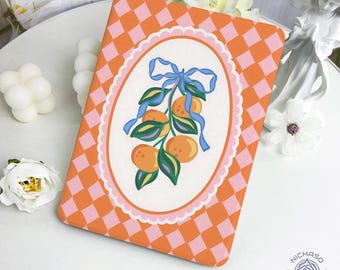 Funda Kindle a cuadros naranjas con correa de mano para Paperwhite 12 (11.ª generación), Kindle 6, 6.8 y 7 pulgadas, Colorsoft, Kindle 11 (10.ª generación). Personalización gratuita. Regalo.