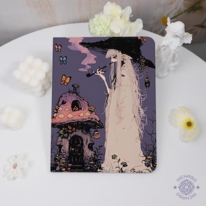 Pode incluir: Uma capa de caderno retangular com fundo roxo apresentando uma figura de cabelos longos com um chapéu preto fumando um cachimbo. Abaixo, uma casa em forma de cogumelo com uma porta escura é cercada por pequenas flores e borboletas.