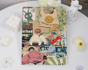 Könnte beinhalten: Ein rechteckiges Notizbuch mit einer Collage aus Illustrationen, darunter eine schwarze Katze, eine beige Tasche mit einem lächelnden Gesicht und dem Text "TRYING MY BEST", zwei Reisbällchen, Kirschen, ein rosa Baum sowie verschiedene japanische Texte.