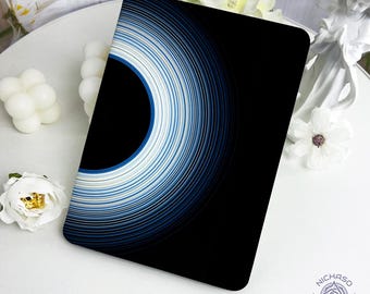 Black Hole Kindle-fodral med handrem för Paperwhite 12 11th, Kindle 6 6,8 7 tum, Colorsoft, Kindle 11 10th, Gratis anpassning, Gåva