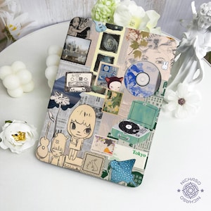Può includere: Custodia per telefono rettangolare con un design a collage. Presenta immagini come una cassetta, un CD e personaggi dei cartoni animati. Lo sfondo è chiaro, con ritagli di giornale e altri elementi decorativi. Un logo è visibile in basso a destra.