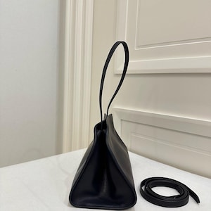 black handbag women
small shoulder bag
luxury handbag women
designer style purse
minimalist black bag
trending leather handbag
women leather purse
fashion shoulder bag
elegant black purse
modern women handbag