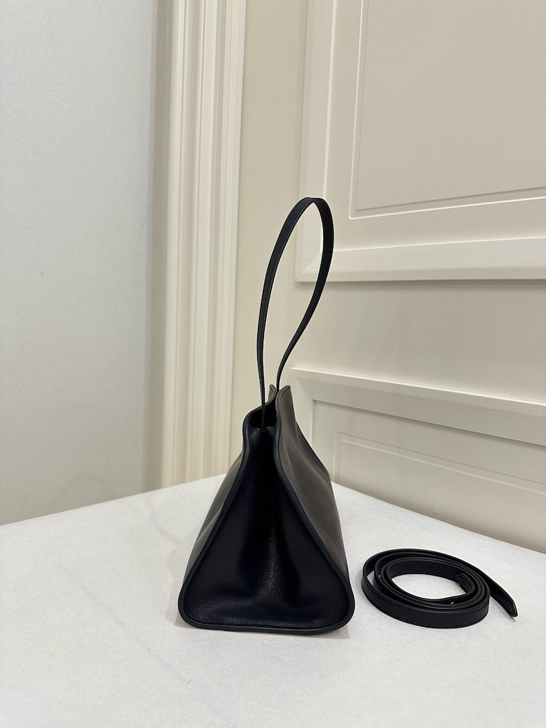 black handbag women
small shoulder bag
luxury handbag women
designer style purse
minimalist black bag
trending leather handbag
women leather purse
fashion shoulder bag
elegant black purse
modern women handbag