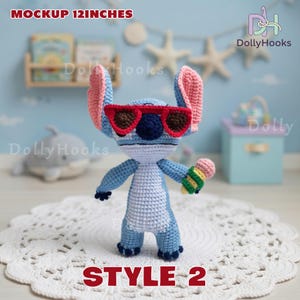 Puede incluir: Mu&ntilde;eco Stitch azul y blanco tejido a ganchillo, de aproximadamente 30 cm de altura, con gafas de sol rojas y un helado colorido. El mu&ntilde;eco tiene orejas rosas y est&aacute; etiquetado como "STYLE 2".