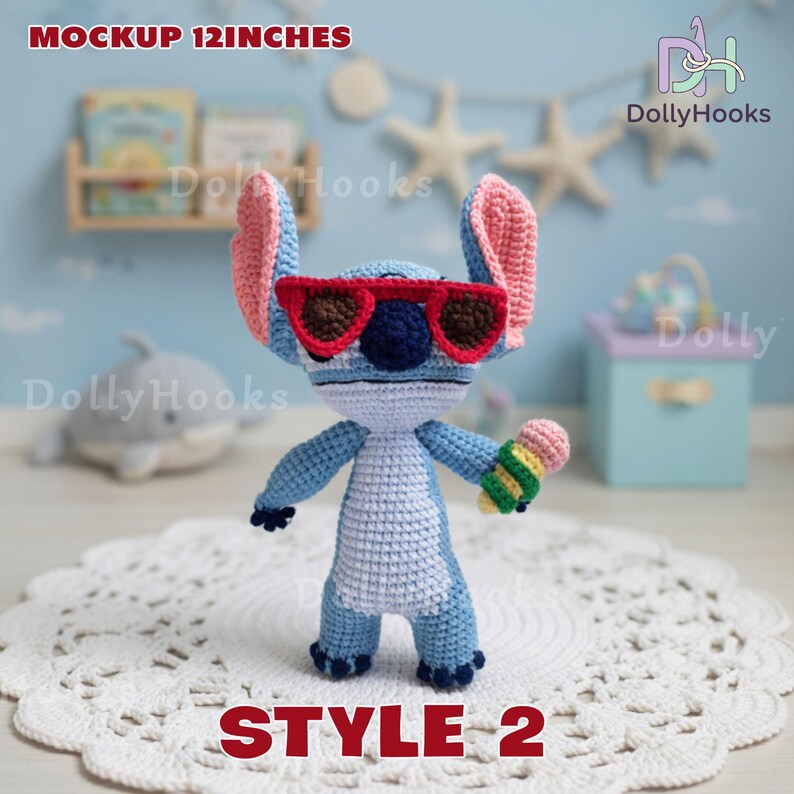 Puede incluir: Mu&ntilde;eco Stitch azul y blanco tejido a ganchillo, de aproximadamente 30 cm de altura, con gafas de sol rojas y un helado colorido. El mu&ntilde;eco tiene orejas rosas y est&aacute; etiquetado como "STYLE 2".