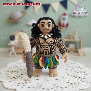 Puede incluir: Mu&ntilde;eca de ganchillo hecha a mano de un personaje polinesio, de aproximadamente 40,6 cm de altura. La mu&ntilde;eca tiene cabello negro rizado, un dise&ntilde;o de tatuaje detallado y una falda de hojas coloridas. Sostiene un ganchillo y se exhibe sobre un tapete de encaje blanco.