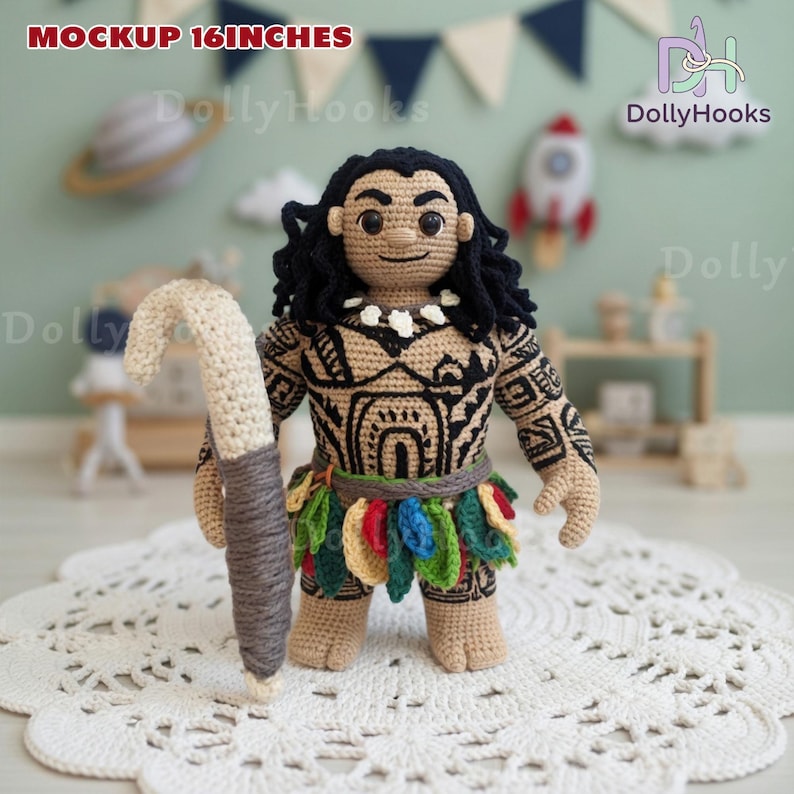Puede incluir: Mu&ntilde;eca de ganchillo hecha a mano de un personaje polinesio, de aproximadamente 40,6 cm de altura. La mu&ntilde;eca tiene cabello negro rizado, un dise&ntilde;o de tatuaje detallado y una falda de hojas coloridas. Sostiene un ganchillo y se exhibe sobre un tapete de encaje blanco.