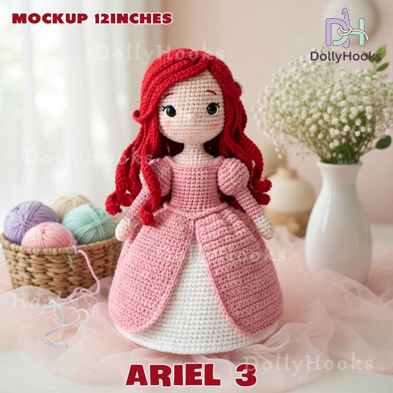 Puede incluir: Mu&ntilde;eca de ganchillo hecha a mano de una princesa, de aproximadamente 30 cm de altura. La mu&ntilde;eca tiene pelo rojo, un vestido rosa y una falda blanca. El texto "ARIEL 3" est&aacute; en la parte inferior. El fondo incluye un jarr&oacute;n con flores blancas y una cesta de hilo.