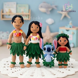 Puede incluir: Cuatro mu&ntilde;ecas de ganchillo hechas a mano inspiradas en la pel&iacute;cula Lilo & Stitch. Las mu&ntilde;ecas incluyen a Lilo, Nani y Stitch, cada una con vestimenta hawaiana tradicional. Las mu&ntilde;ecas son marrones, verdes y azules, con detalles florales y el logo de DollyHooks.