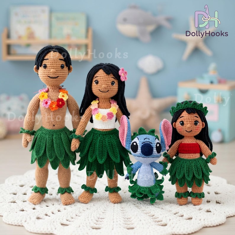 Puede incluir: Cuatro mu&ntilde;ecas de ganchillo hechas a mano inspiradas en la pel&iacute;cula Lilo & Stitch. Las mu&ntilde;ecas incluyen a Lilo, Nani y Stitch, cada una con vestimenta hawaiana tradicional. Las mu&ntilde;ecas son marrones, verdes y azules, con detalles florales y el logo de DollyHooks.