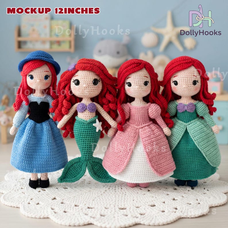 Puede incluir: Cuatro mu&ntilde;ecas de ganchillo hechas a mano, cada una de aproximadamente 30 cm de altura, con el estilo de personajes de cuentos de hadas. Las mu&ntilde;ecas tienen el pelo rojo y visten trajes azules, verdes y rosas. Las mu&ntilde;ecas se exhiben sobre una superficie blanca y calada.