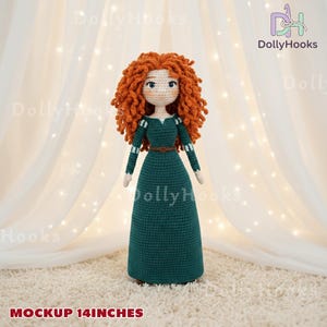 Op de afbeelding: Een handgemaakte gehaakte pop, ongeveer 35,5 cm hoog, met een personage met rood krullend haar en een groene jurk. De pop heeft een gedetailleerd gezicht en een bruine riem. De tekst "Mockup 14 inches" staat onderaan.