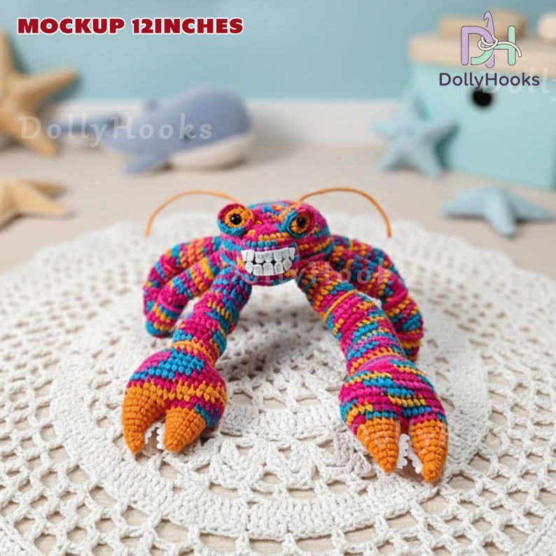 K&ouml;nnte beinhalten: Ein farbenfrohes geh&auml;keltes Hummer-Spielzeug, ca. 30 cm lang, mit einem l&auml;chelnden Gesicht und orangefarbenen Scheren. Der Hummer ist aus rosa, blauem, orangefarbenem und gelbem Garn gefertigt. Der Text "MOCKUP 12INCHES" ist sichtbar.