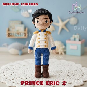Puede incluir: Mu&ntilde;eco de ganchillo hecho a mano del Pr&iacute;ncipe Eric, de aproximadamente 30 cm de altura. El mu&ntilde;eco lleva una chaqueta blanca con botones dorados, pantalones azules y botas marrones. El mu&ntilde;eco tiene pelo negro y est&aacute; sobre un tapete blanco circular. El texto "PRINCE ERIC 2" es visible.