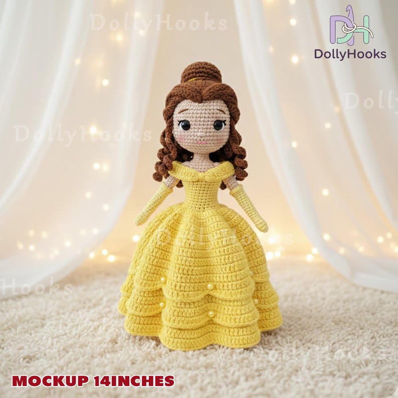 Op de afbeelding: Handgemaakte gehaakte pop van een prinses in een gele jurk. De pop heeft bruin haar en draagt een gele jurk met parelaccenten. De pop is ongeveer 35,5 cm hoog.