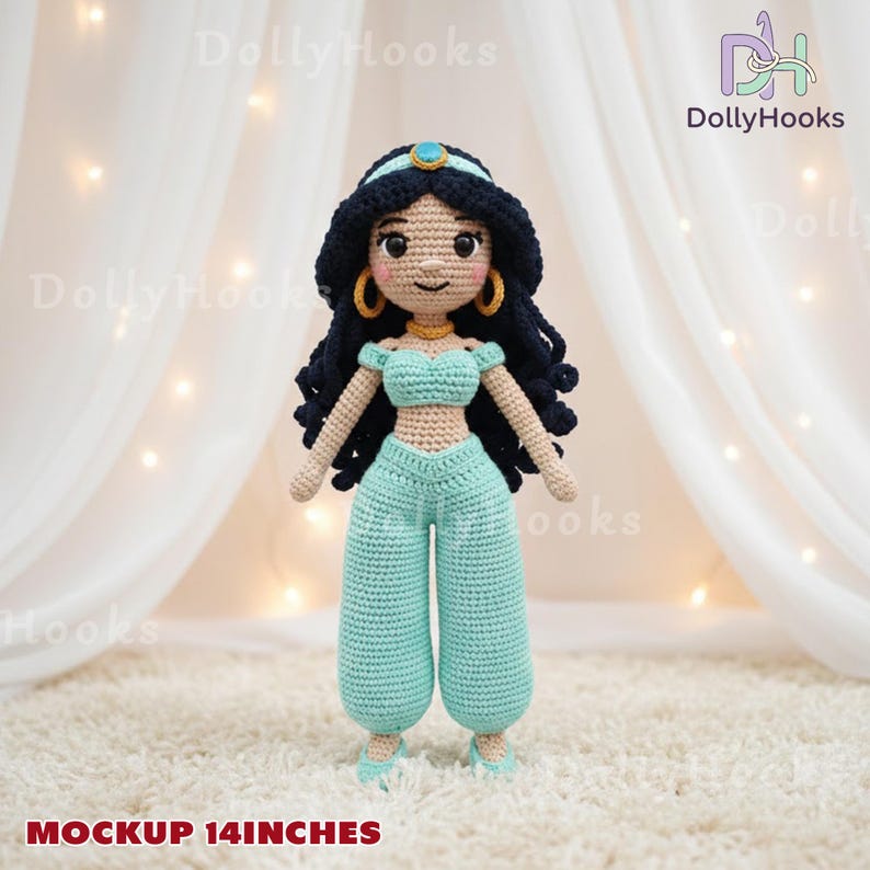 Op de afbeelding: Handgemaakte gehaakte pop van een prinses, ongeveer 35,5 cm hoog. De pop heeft zwart haar, gouden oorringen en draagt een turquoise outfit. De pop staat op een wit oppervlak met een zacht, getextureerd uiterlijk. De tekst "MOCKUP 14INCHES" staat onderaan.