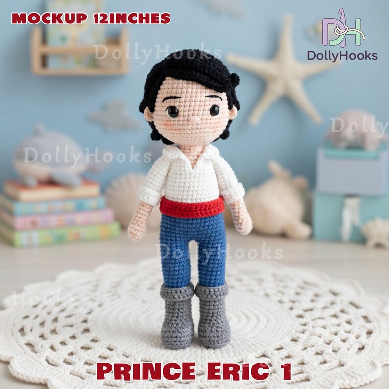 Puede incluir: Mu&ntilde;eco de ganchillo hecho a mano del Pr&iacute;ncipe Eric, de aproximadamente 30 cm de altura. El mu&ntilde;eco presenta una camisa blanca, pantalones azules, un cintur&oacute;n rojo y botas grises. El mu&ntilde;eco tiene pelo negro y se exhibe sobre un tapete blanco.