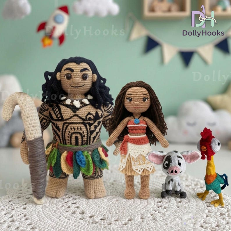 Puede incluir: Mu&ntilde;ecos de ganchillo de personajes de una popular pel&iacute;cula de animaci&oacute;n. Los mu&ntilde;ecos incluyen una figura grande con tatuajes, una figura femenina con un vestido, una peque&ntilde;a vaca y un gallo. Los mu&ntilde;ecos est&aacute;n hechos a mano y se colocan sobre una superficie de encaje blanco.