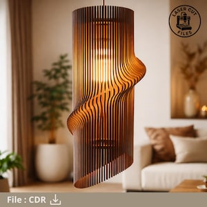 Könnte beinhalten: Eine braune, zylindrische Pendelleuchte mit einem einzigartigen, wirbelnden Design. Das Licht besteht aus vertikalen Holzlatten, die ein warmes Leuchten erzeugen. Die Leuchte hängt von der Decke und verleiht dem Raum eine moderne Note. Der Text "LASER CUT FILES" ist sichtbar.