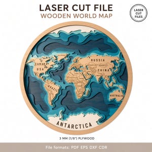 Könnte beinhalten: Eine kreisförmige, lasergeschnittene Holzweltkarte mit geschichteten blauen Ozeantiefen und hellen Holzkontinenten mit eingravierten Ländernamen. Der Text lautet LASER CUT FILE WOODEN WORLD MAP, LASER CUT FILES und 3 mm Sperrholz mit Dateiformaten.
