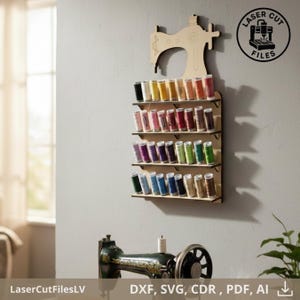 Puede incluir: Un organizador de carretes de hilo de madera con forma de máquina de coser, que contiene carretes coloridos. El organizador está montado en una pared gris, con el texto "LaserCutFilesLV" y "DXF, SVG, CDR, PDF, AI" en la parte inferior.