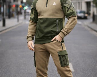 Conjunto masculino artesanal com moletom e calça cargo, estilo streetwear urbano.
