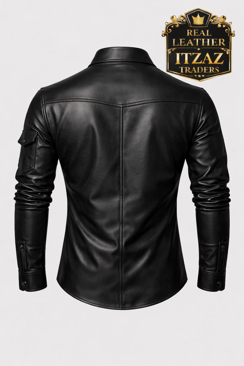 Op de afbeelding: Zwart leren overhemd met een klassieke kraag, lange mouwen en een klein zakje op de linkermouw. Het overhemd heeft een knoopsluiting en een getailleerde pasvorm. Het logo "REAL LEATHER ITZAZ TRADERS" is zichtbaar.
