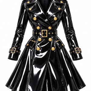 Peut inclure: Un trench-coat noir aspect cuir verni doté d'un devant croisé avec des boutons dorés, une ceinture assortie avec boucle dorée, des épaulettes sur les épaules et des pattes réglables à boucle sur les manches longues.