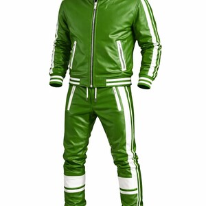 Pode incluir: Fato de treino em couro verde com riscas brancas. O casaco tem fecho de correr e dois bolsos laterais. As cal&ccedil;as t&ecirc;m cintura com cord&atilde;o e riscas brancas nas laterais. O fato de treino &eacute; um conjunto a condizer.